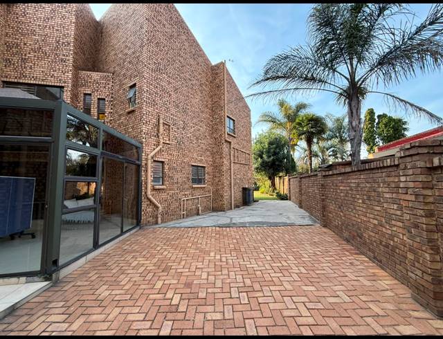 6 BEDROOM HOUSE FOR SALE IN SUNWARD PARK